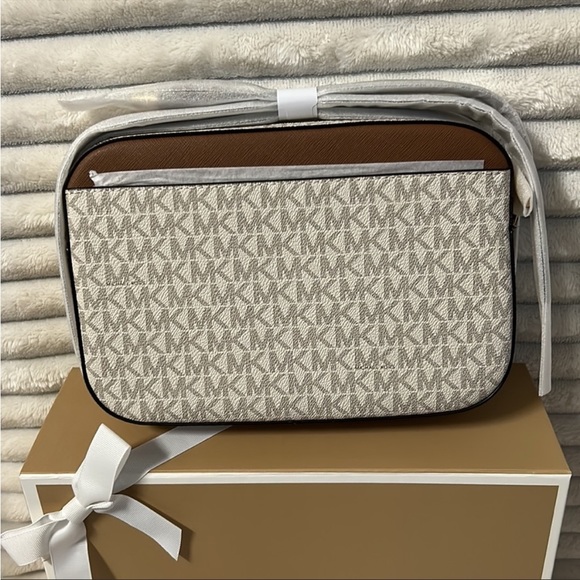 MICHAEL KORS Jet Set Large Vanilla Logo Crossbody Handbag - Picture 7 of 8